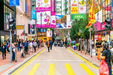 Hong Kong - 21 Şubat 2019: İnsanlar arasında Hennessy Road, Ca