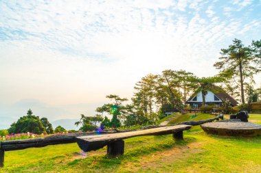 Güzel gündoğumu gökyüzü Huai Nam Dang n dağda bahçeli