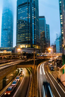 Office ve orta ticari binalar ile trafik görünümünü bir