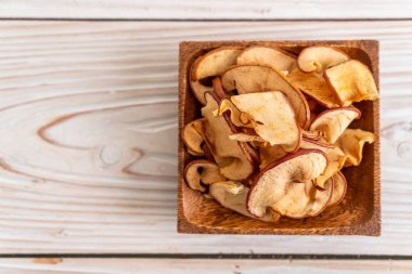 Ev yapımı kurutulmuş organik elma dilimli