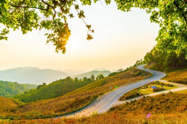 Katman dağ ve yol ile güzel günbatımı gökyüzü