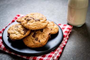 Çikolata parçacıklı kurabiye.