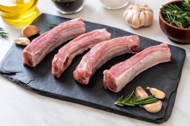 Taze Çiğ domuz kaburga malzemelerle