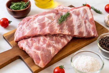 Taze çiğ domuz kaburgası. 