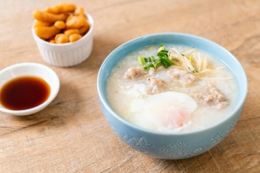 kase kıyılmış domuz eti ile pirinç çorbası 