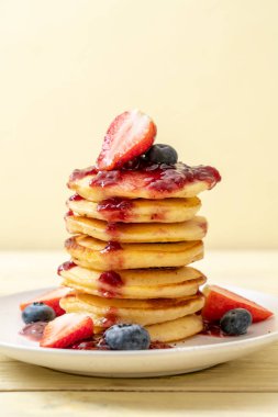 çilek ve yaban mersini ile gözleme 