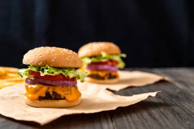 taze lezzetli biftek burger peynir ve patates kızartması