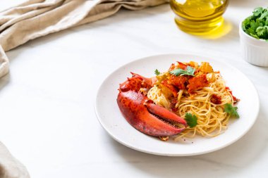 Makarna all'astice veya ıstakoz spagetti