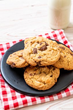 Çikolata parçacıklı kurabiye.