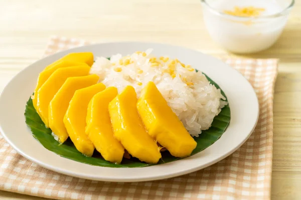 Mango with sticky rice — Stock Photo, Image