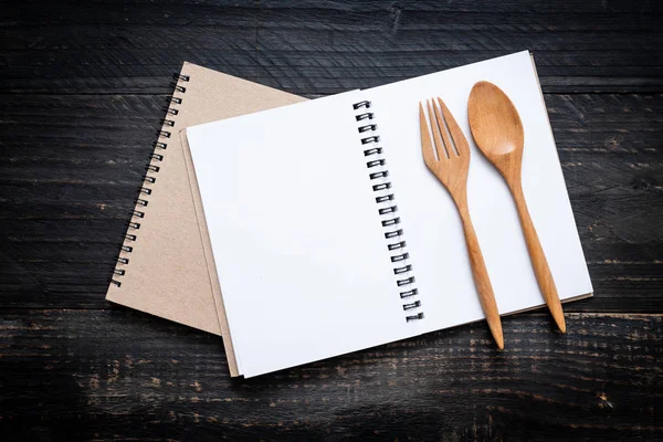 Libreta en blanco para nota de texto en superficie de madera con sapce de copia — Foto de Stock