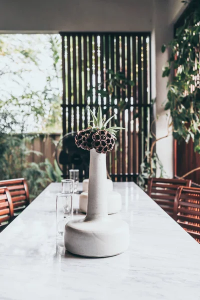 Vaso bonito e moderno na mesa de jantar — Fotografia de Stock