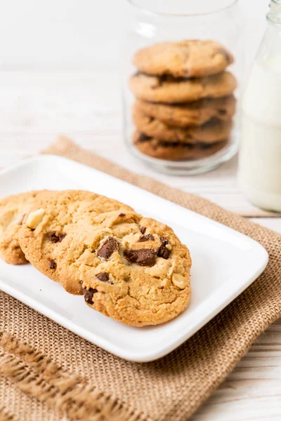 Biscoitos com chips de chocolate — Fotografia de Stock