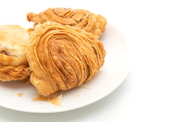 Pâtisserie feuilletée au curry isolée sur fond blanc — Photo