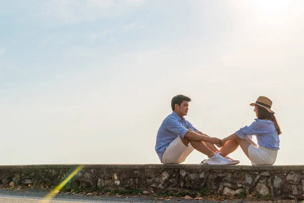 Gelukkige jonge Aziatische paar in liefde met een goede tijd — Stockfoto