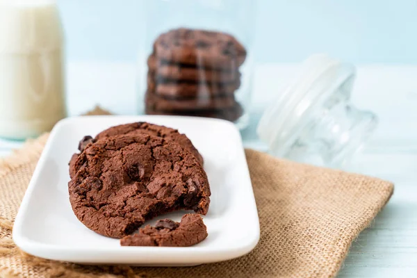 Chocolate cookies with chocolate chips — Stock Photo, Image