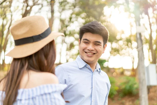 幸福的年轻亚洲夫妇在爱有一个美好的时光 — 图库照片