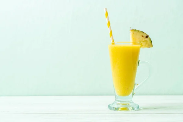 Vidro de smoothie de abacaxi fresco na mesa de madeira — Fotografia de Stock