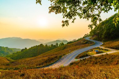 Katman dağ ve yol ile güzel günbatımı gökyüzü