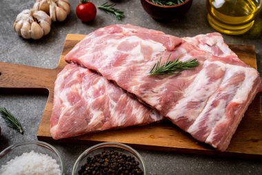 Taze çiğ domuz kaburgası. 