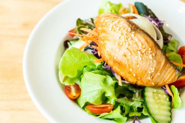 Kızarmış somon salata