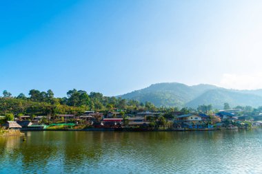 Ban Rak Thai Köyü dağ ve Mae Hong Son göle yakın,