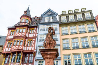 Frankfurt mikrop Justitia heykeli ile eski şehir kare romerberg