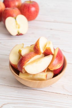 dilimlenmiş taze kırmızı elma kase