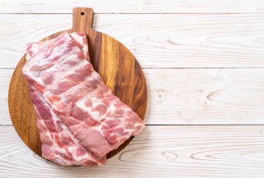 Taze çiğ domuz kaburgası. 