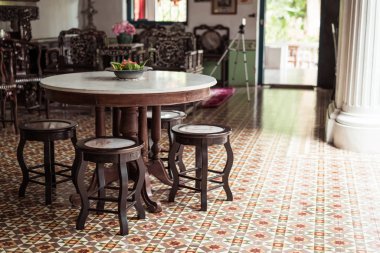 bir odada boş eski ve klasik masa ve sandalye dekorasyon