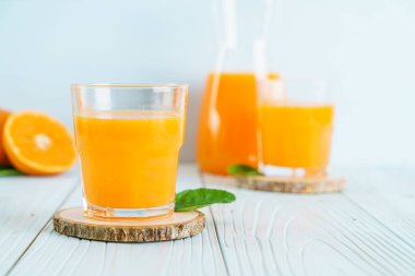 Ahşap arka plan üzerinde taze portakal suyu