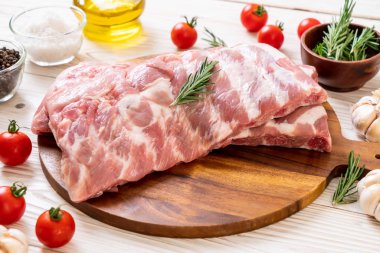 Taze çiğ domuz kaburgası. 