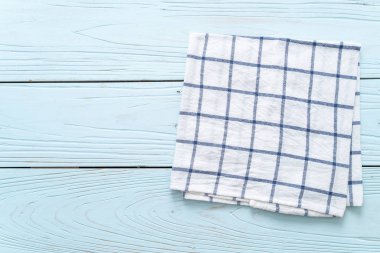 mutfak bezi (peçete) mavi ahşap zemin üzerine