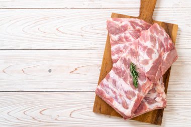 Taze çiğ domuz kaburgası. 