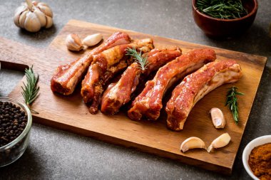 Taze Çiğ domuz kaburga malzemelerle kavurma için hazır