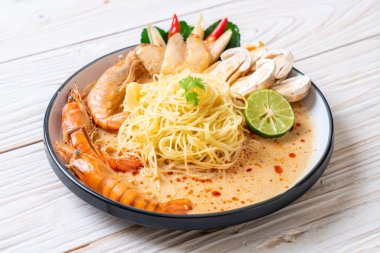 Baharatlı karides spagetti makarna (Tom Yum Goong)