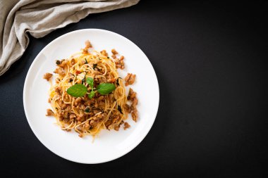 Kıyılmış domuz eti ve fesleğen ile tavada kızartılmış spagetti