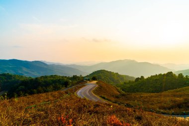 Katman dağ ve yol ile güzel günbatımı gökyüzü