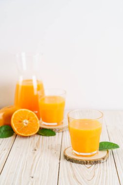Ahşap arka plan üzerinde taze portakal suyu