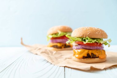 taze lezzetli biftek burger peynir ve patates kızartması