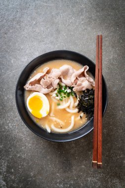 Udon ramen noodle ile domuz çorbası 