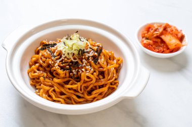 Kore sıcak ve baharatlı anlık noodle kimchi ile