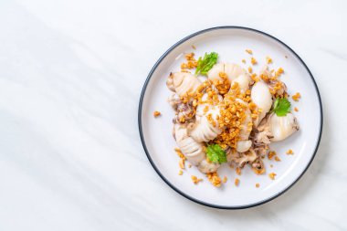 Kızarmış kalamar ve ahtapot sarımsak ile