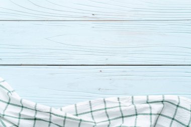 mutfak bezi (peçete) mavi ahşap zemin üzerine