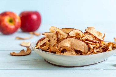 Ev yapımı kurutulmuş organik elma dilimli