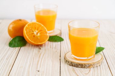 Ahşap arka plan üzerinde taze portakal suyu