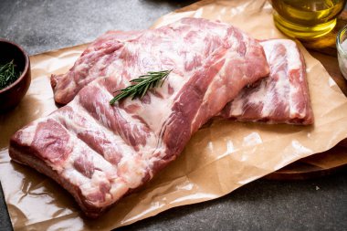 Taze çiğ domuz kaburgası. 