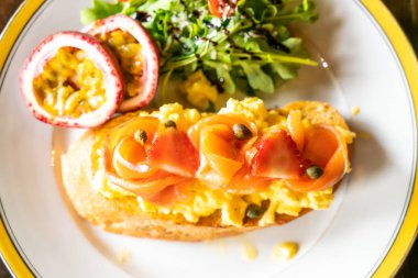 Kızarmış kek yumurta ile somon füme