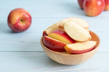 dilimlenmiş taze kırmızı elma kase