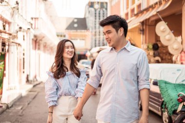 Mutlu genç Asyalı çift aşık iyi vakit geçiriyor